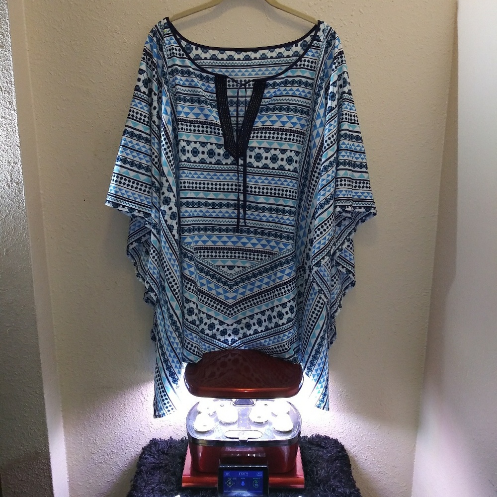 Really nice blouse blue and white with wing shape